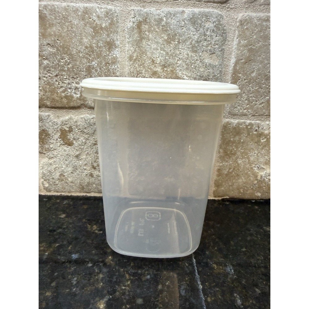 Vintage #8 Rubbermaid 1.8 Pint 4.3 Cups Canister Storage Container w/ Almond Lid